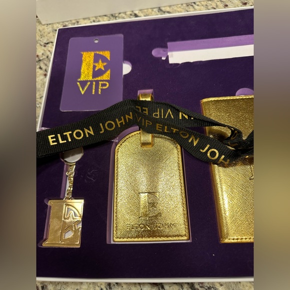 New Elton John VIP Gift Box - Picture 5 of 6